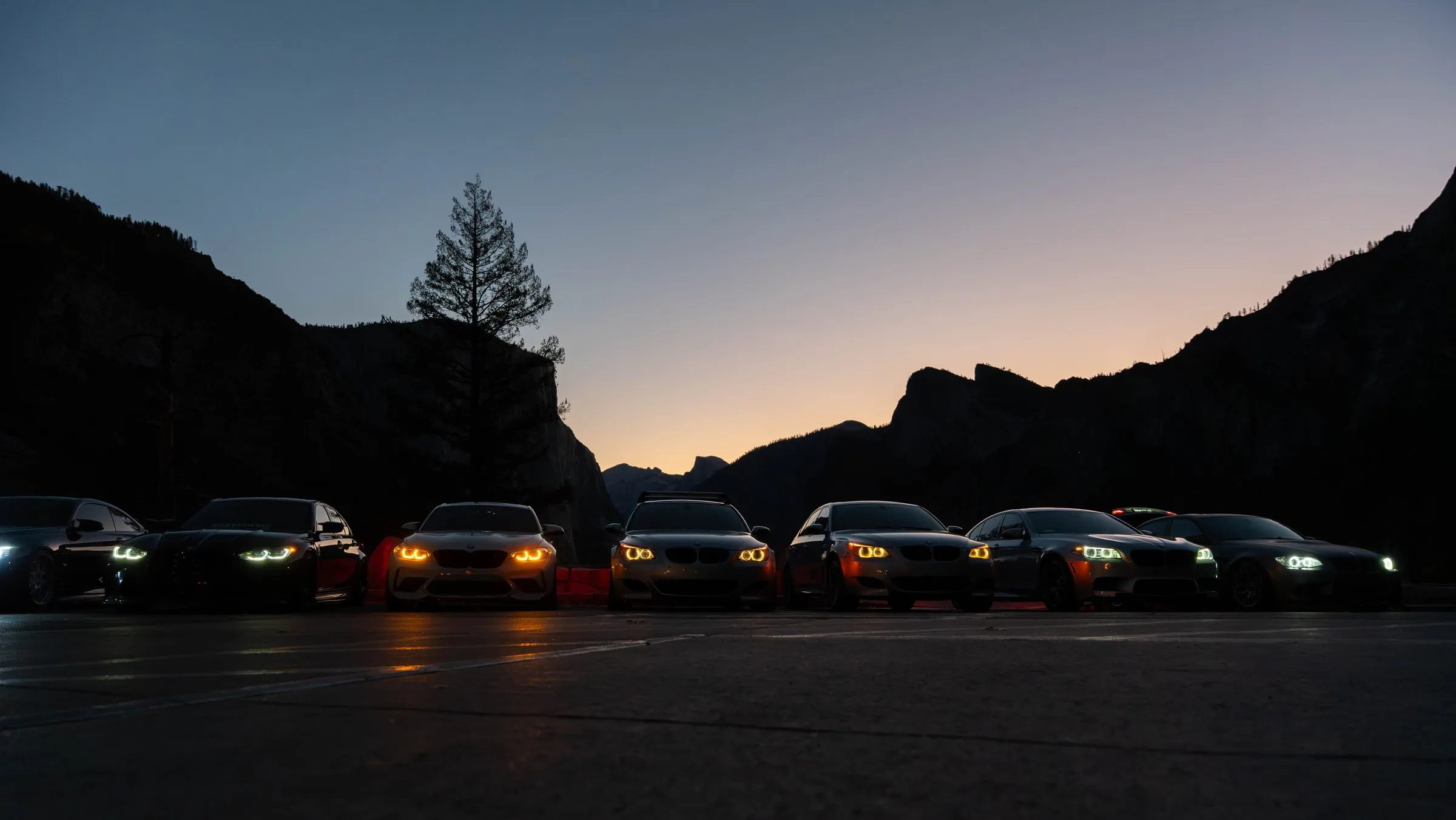 BMW-Treffen im Yosemite-Nationalpark bei Dämmerung